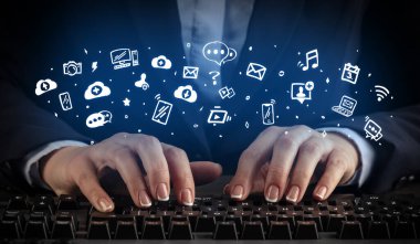 Klavye uygulama simgeleri ile yazarak kadın