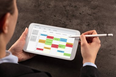 İş kadını zamanlama her programı Tablet