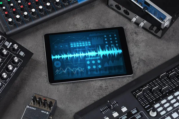 Müzik aletleri ve kayıt uygulaması ile tablet — Stok fotoğraf