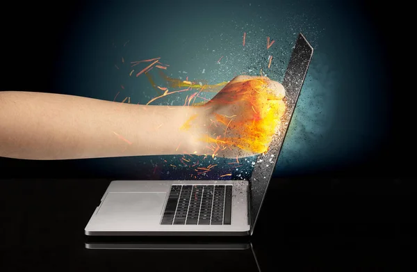 Braccio che colpisce fortemente lo schermo del computer portatile — Foto Stock