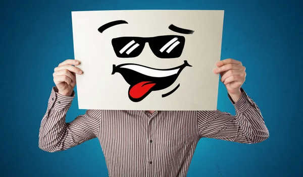 Person mit einem Papier mit coolem Emoticon-Gesicht — Stockfoto
