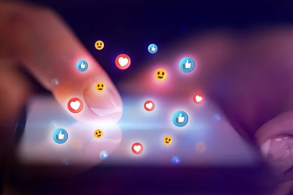 Fingerberührung mit Social-Media-Konzept — Stockfoto