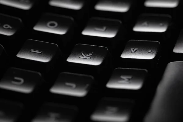 Primer plano de un teclado oscuro — Foto de Stock