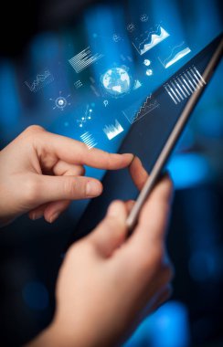 Tablet küresel sistem kavramı ile tutarak