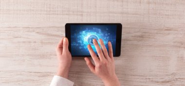 El tablet cryptocurrency konsepti ile çalışma