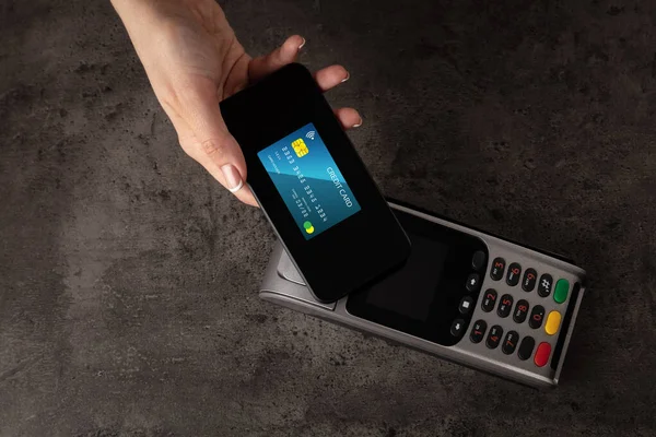 Transaktion mit mobiler Kreditkarte abgeschlossen — Stockfoto