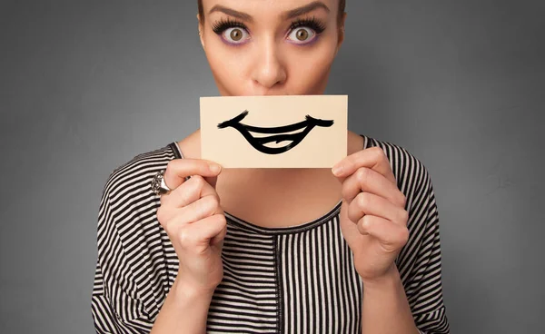 Persona sosteniendo delante de su boca una tarjeta — Foto de Stock