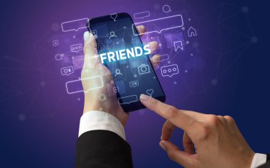 Sosyal medya kavramına sahip akıllı telefon kullanımı