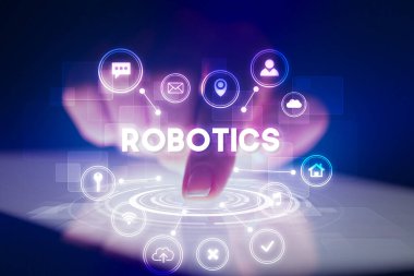 Web teknolojisi simgeleriyle tablete dokunmak