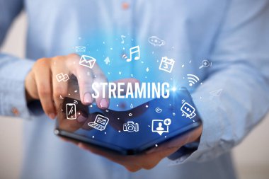 Katlanabilir akıllı telefonu olan bir iş adamı, sosyal medya kavramı