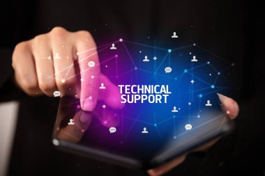 Katlanabilir akıllı telefonu olan bir iş adamı, yeni teknoloji konsepti