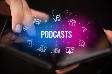 Katlanabilir akıllı telefonu olan bir iş adamı, sosyal medya kavramı