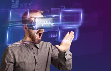 Sanal gerçeklik gözlüklerine bakan iş adamı, teknoloji konsepti