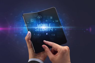Katlanabilir akıllı telefonu olan bir iş adamı, güvenlik konsepti