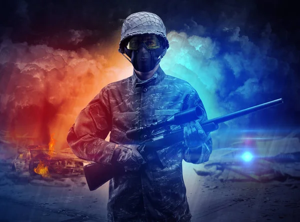 Soldat armé debout au milieu de la tempête de poussière — Photo