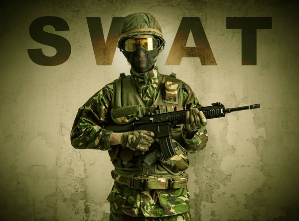Soldat armé avec fond mural endommagé — Photo