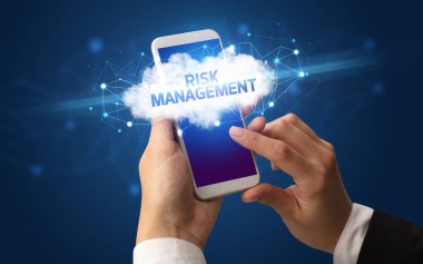 Bulut iş konsepti olan akıllı telefon kullanımı