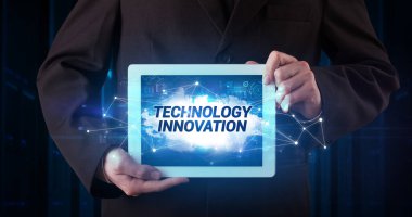 Tablet tutan kişi, teknoloji konsepti