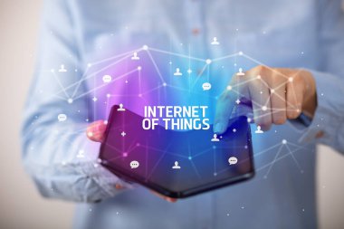 Katlanabilir akıllı telefonu olan bir iş adamı, yeni teknoloji konsepti