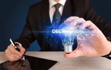 Elinde ampul tutan bir iş adamı.