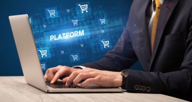 Dizüstü bilgisayarda çalışan iş adamı