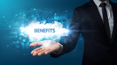 Motivasyon mesajı taşıyan iş adamının eli