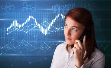 Arka planda diyagramları ile telefonda konuşurken kişi