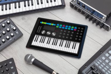 Tablet ve müzik aleti kavramı üzerinde piyano app