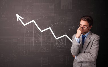 Artan grafik kavramı ile duran kişi