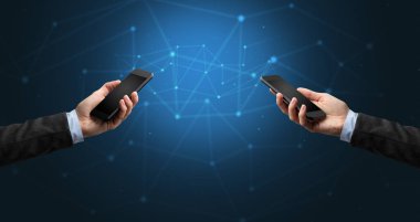 Akıllı telefonlar holding iki eller yakın çekim