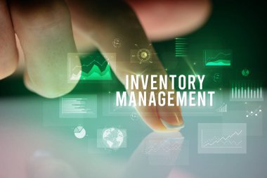 İş grafikleri ve simgeler konseptiyle tablete dokunmak