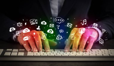 Klavye uygulama simgeleri ile yazarak kadın