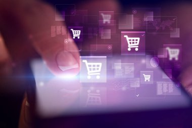 Online alışveriş kavramı ile telefon dokunmak parmak