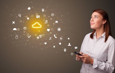 Bulut teknoloji kavramı ile telefon kullanan kişi