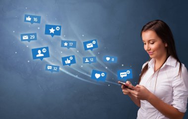 Sosyal medya kavramı ile telefon kullanan genç kişi