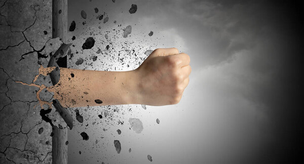 Рука сильно бьет и ломает каменную стену
