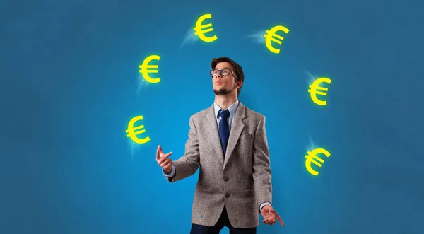 Osoba żonglować symbolem euro — Zdjęcie stockowe