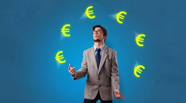 Person jongliert mit Euro-Symbol — Stockfoto