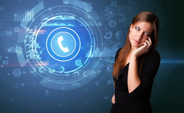 Persona che parla al telefono con concetto di chiamata — Foto Stock