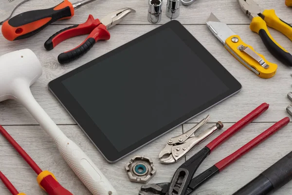 Herramientas domésticas y tableta con pantalla vacía —  Fotos de Stock