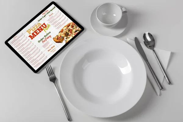 Menú de pizza online con concepto de vajilla —  Fotos de Stock