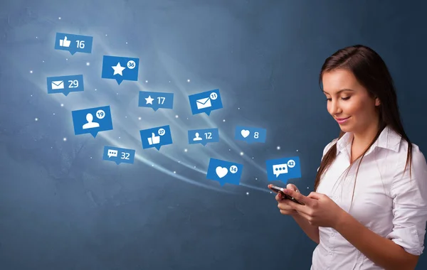 Ung person som använder telefonen med sociala medier koncept — Stockfoto