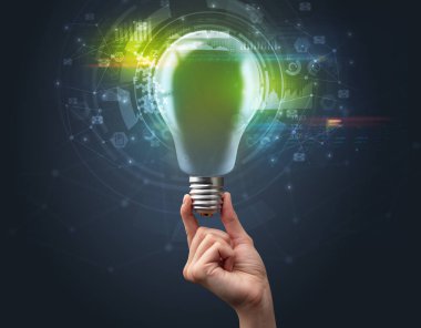 Koyu arkaplanda el ele tutuşan ampul