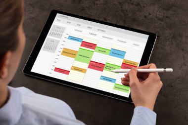 İş kadını zamanlama her programı Tablet