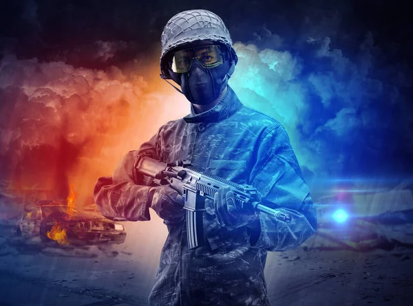Soldado armado em pé no meio da tempestade de poeira — Fotografia de Stock