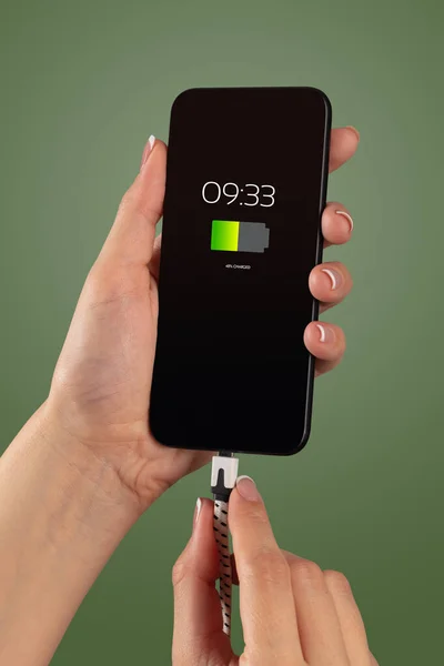 Hand charging phone — Stock Photo, Image