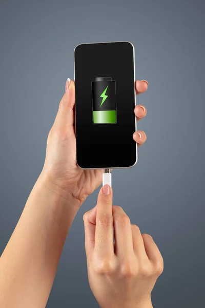 Телефон для зарядки рук с низким зарядом батареи — стоковое фото