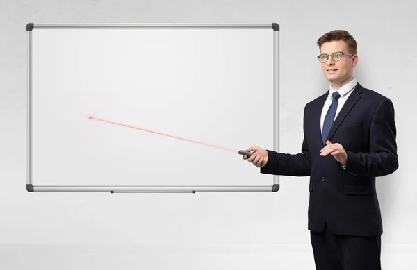 Zakenman met laserpointer en copyspace witte blackboard — Stockfoto