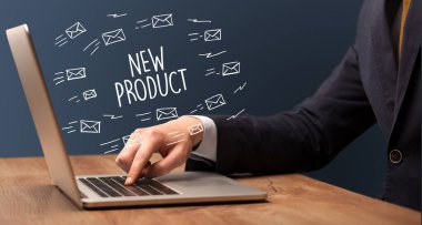 Dizüstü bilgisayar ve e-ticaret konsepti üzerinde çalışan bir iş adamı