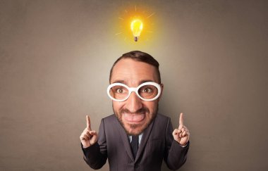 Yeni fikir konsepti ile küçük vücut üzerinde büyük kafa